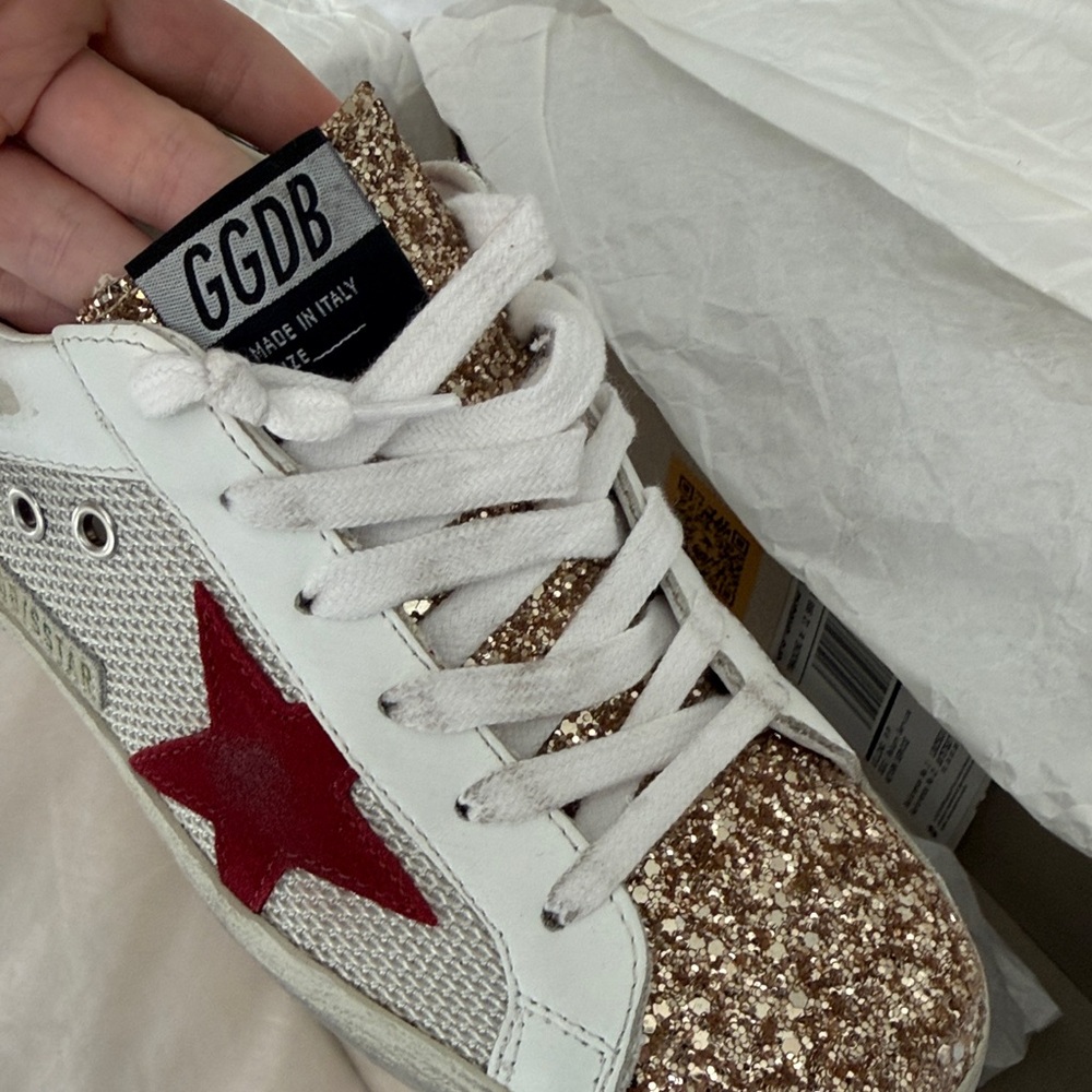 Never worn! Stylish Women's Golden Goose Sneakers with Red Star and Gold Accents - Picture 5 of 7